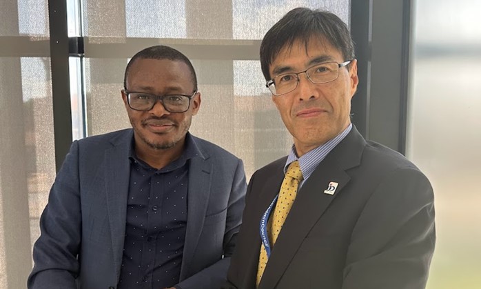 Photo - Bilateral Meeting with Botswana. Mr. MOALUSI, Registrar Industrial Property, CIPA (left), and Mr. MOROOKA, Director-General, Patent Examination Department (Mechanical Technology), JPO (right)